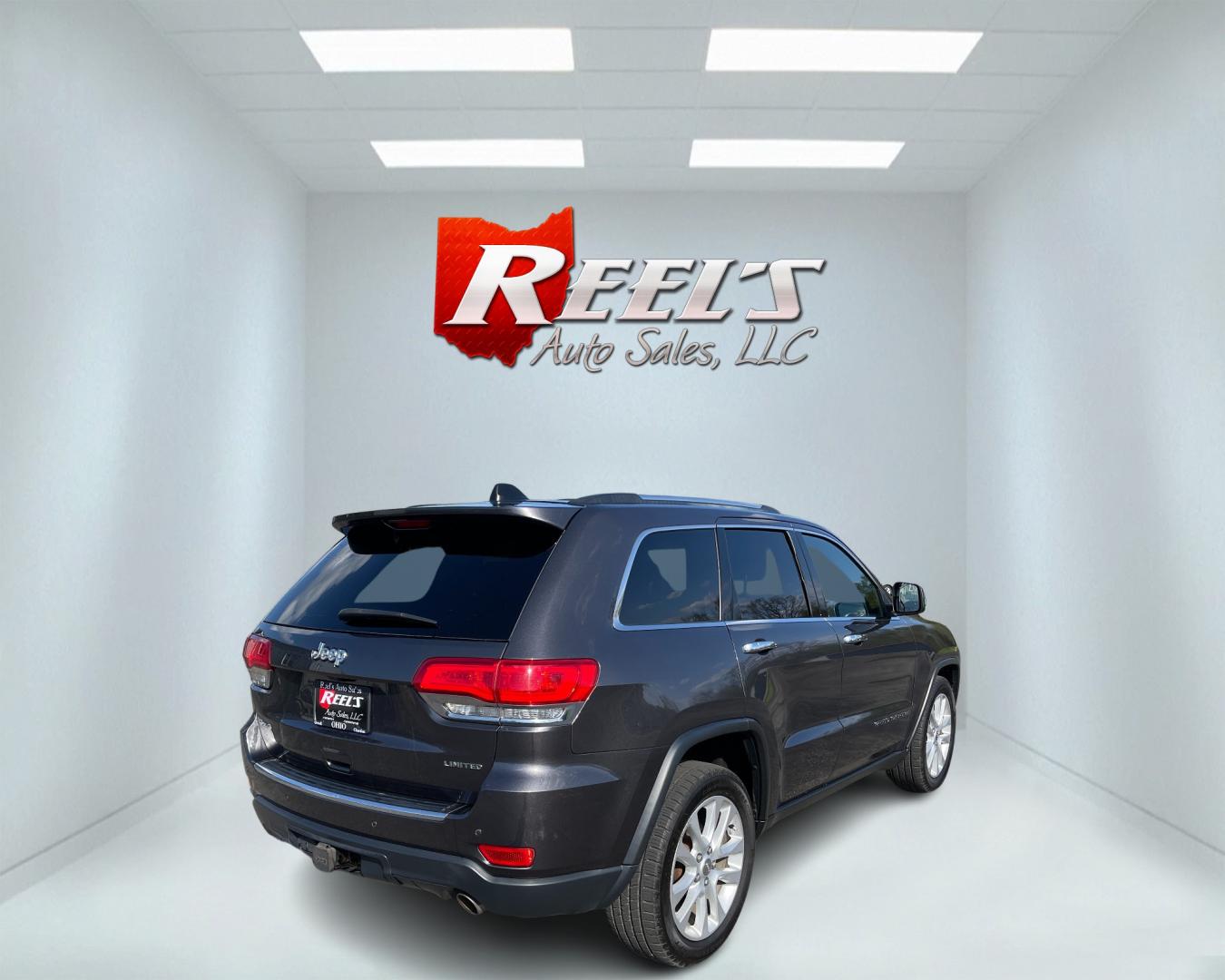 2017 Gray /Black Jeep Grand Cherokee Limited 4WD (1C4RJFBGXHC) with an 3.6L V6 DOHC 24V engine, 8A transmission, located at 547 E. Main St., Orwell, OH, 44076, (440) 437-5893, 41.535435, -80.847855 - This 2017 Jeep Grand Cherokee Limited 4WD is a highly capable and luxurious midsize SUV that effectively balances off-road prowess and comfort. Equipped with the refined 3.6L Pentastar V6 engine and an 8-speed automatic transmission, this model includes ECO and Sport modes to adapt the driving exper - Photo#5